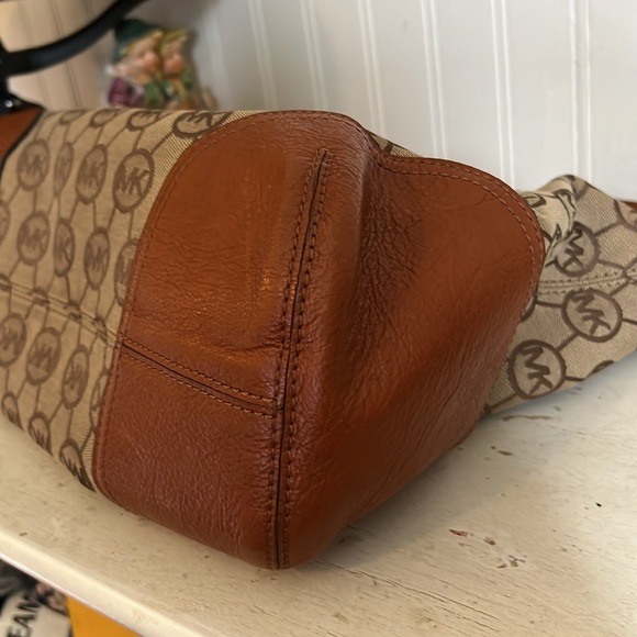 Michael Kors Signature canvas & leather shoulder bag - Picture 8 of 10